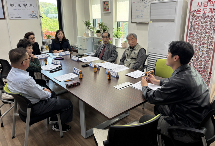 구청 담당자가 경로당회장을 대상으로 보조금에 대한 교육을 시행하고 있다.