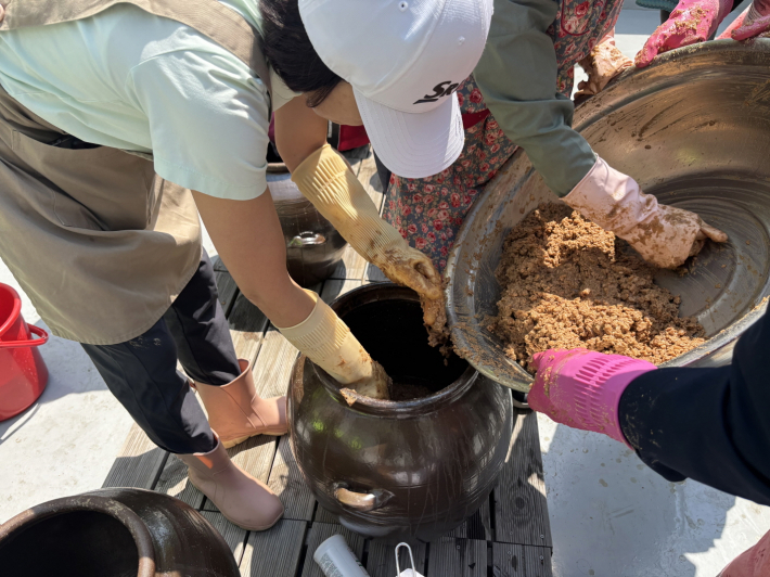 장가르기 작업을 한 뒤 다시 장에 넣는 모습