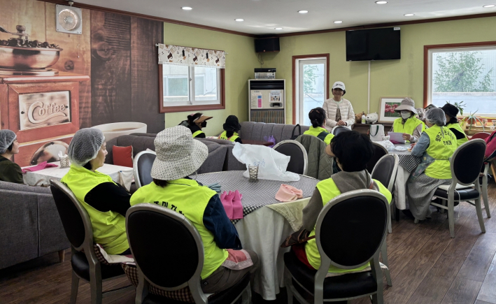 장가르기 실습 전 이론교육을 하고 있는 모습