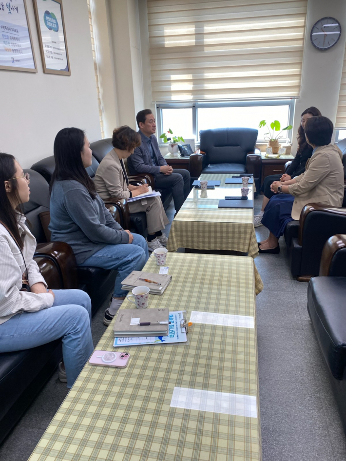 협약내용에 대해 논의하고 있다.