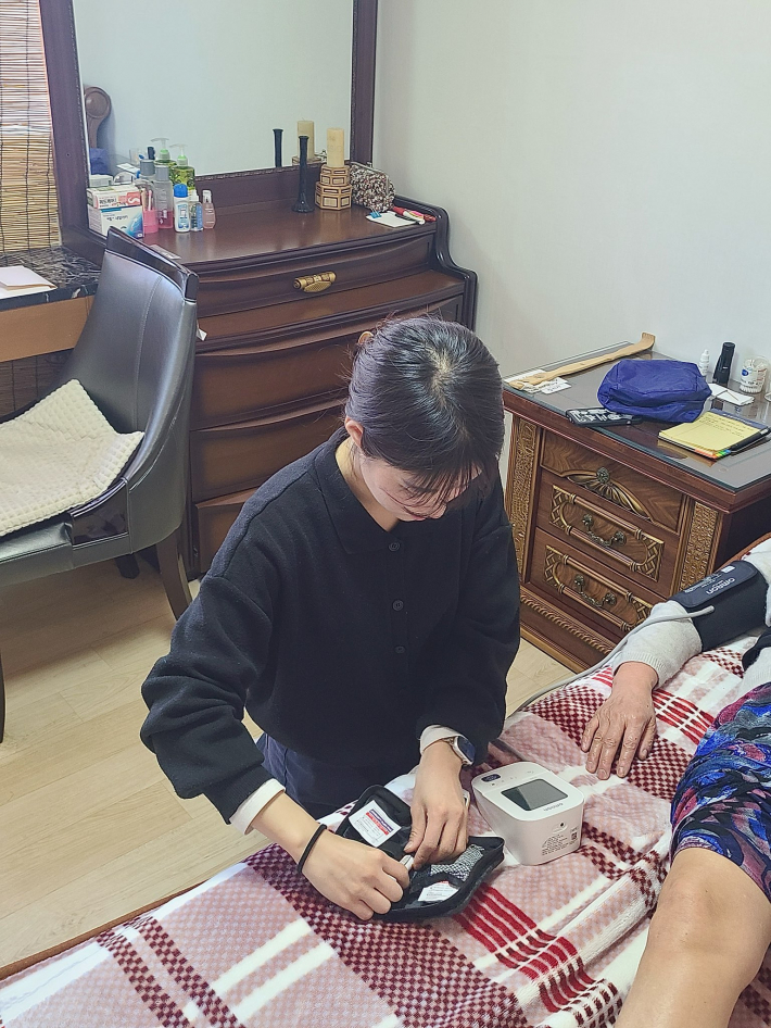 대상자가 기초검사를 받고 있는 모습