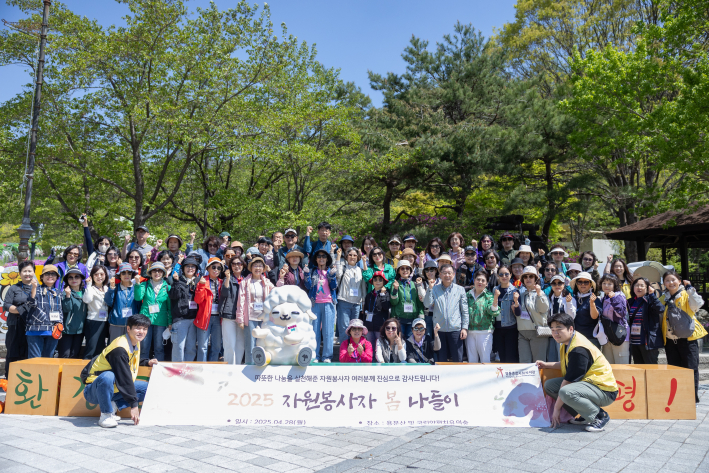 자원봉사자 봄 나들이 중 용문산에서 단체사진을 촬영한 모습이다.