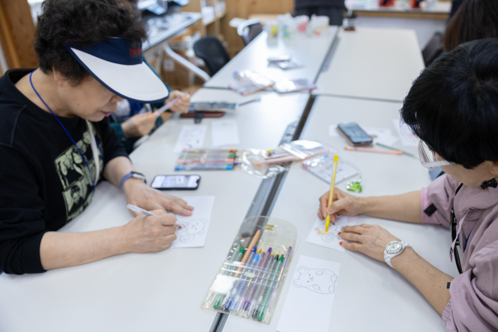 국립양평치유의숲에서 나만의 머그잔을 만드는 모습이다.