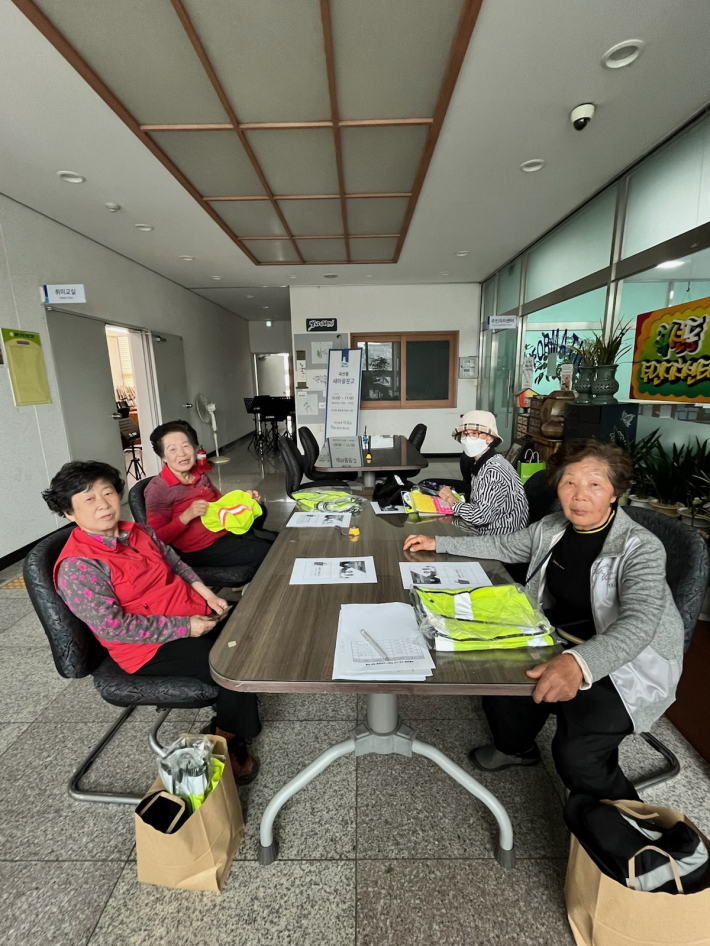 재활용품 수집 노인에게 하절기 안전용품을 지급하고 있다.