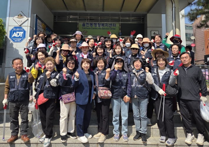 환경정화 활동에는 율천동 통장협의회와 환경관리원 및 동 직원들이 참여