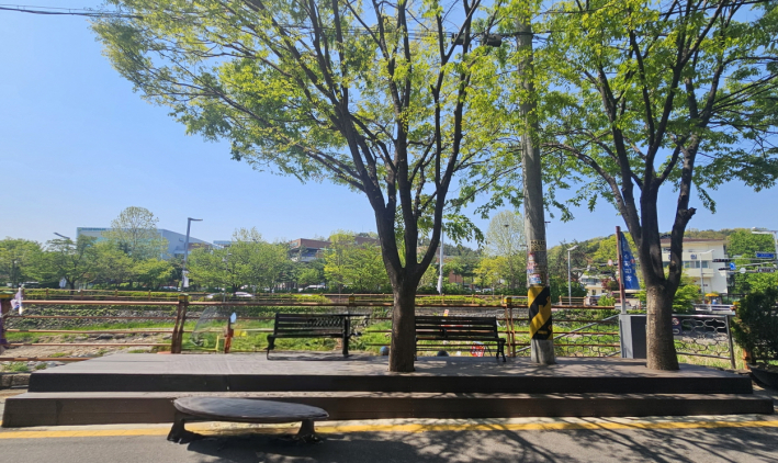 수원천변의 주민쉼터가 깔끔하게 정비된 모습이다.