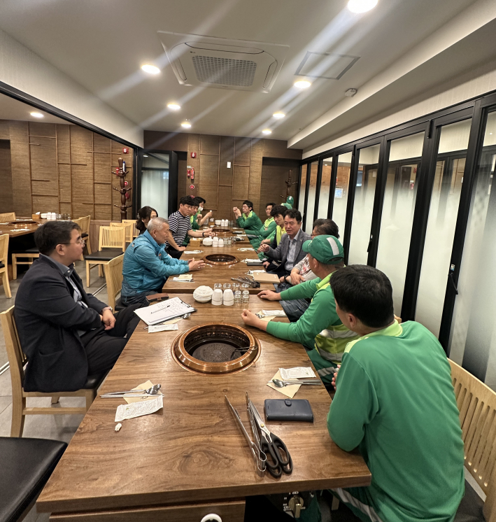 세류2동 관계자들이 의견을 나누는 모습