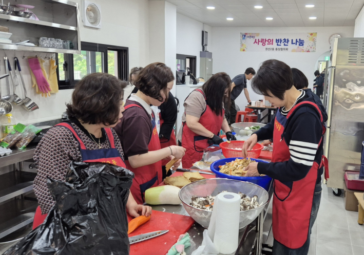 반찬나눔 재료준비하는 권선2동 통장