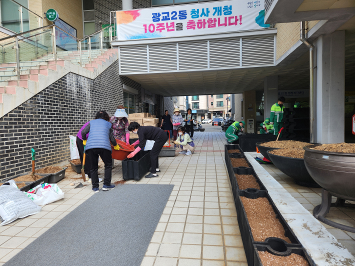 광교2동 주민자치회 '새삶스런 화분' 정원 조성