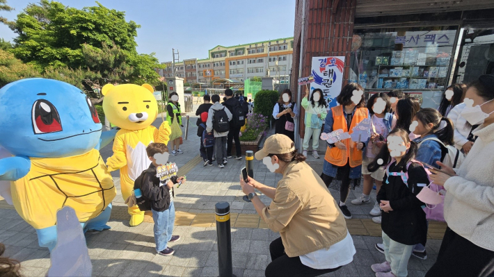 아침 등굣길 어린이날 학생 맞이 모습 1