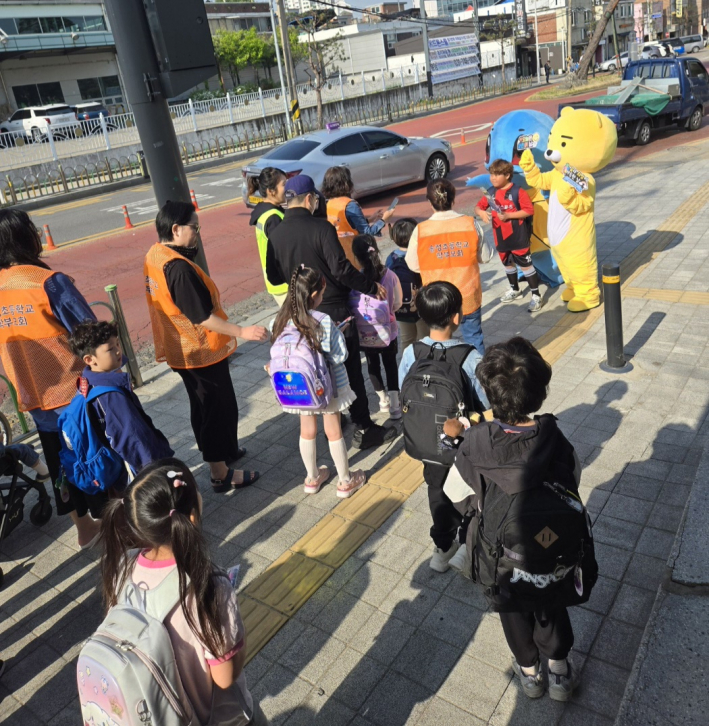 아침 등굣길 어린이날 학생 맞이 모습 2