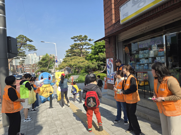 아침 등굣길 어린이날 학생 맞이 모습 3