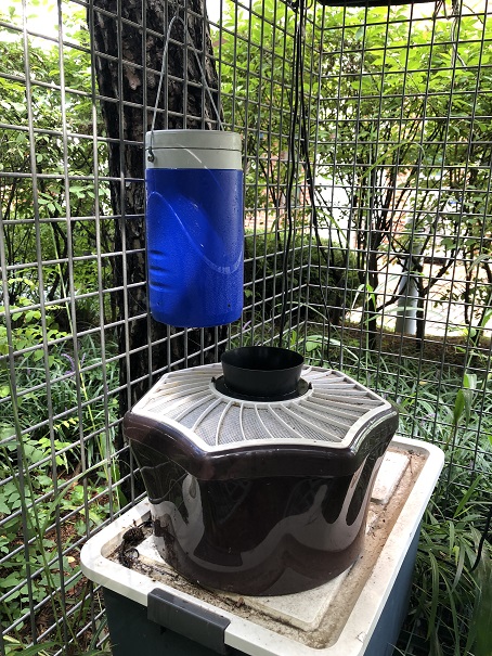 모기채집트랩. 이를 통해 모기 종류 등을 확인하고 연구하는 데 쓰인다. 