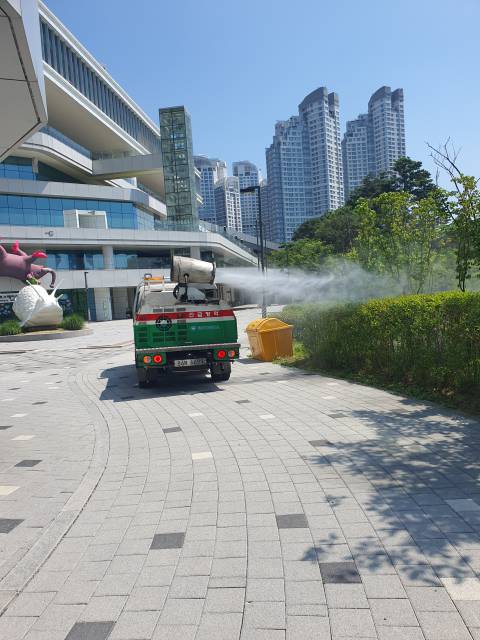 광교호수공원에서 성충방제 작업중인 모습