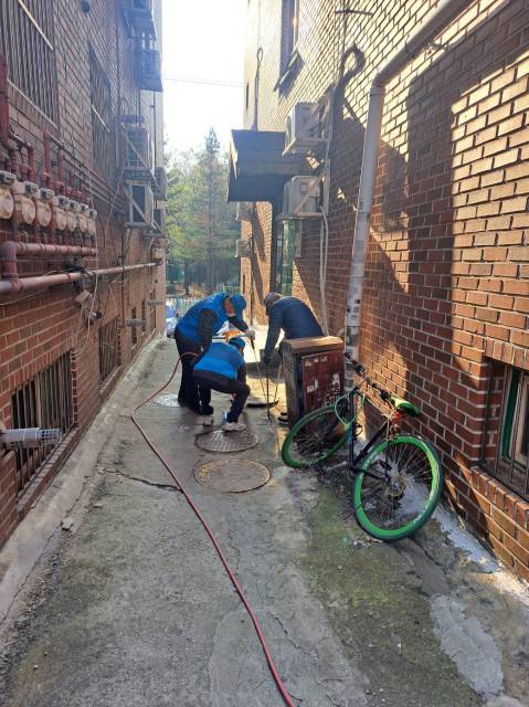 다세대 주택 단지 내 정화조 방제 작업 모습. 유 주무관은 모기의 특성상 고인물을 없애는 것이 중요하다고 강조한다.