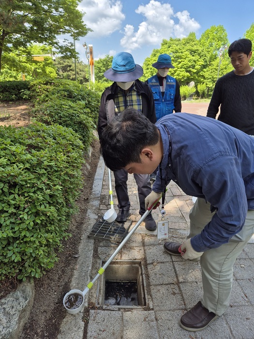 유 주무관이 직접 4개 구별 현장 교육을 하며 방제 효과를 극대화 하고 있다