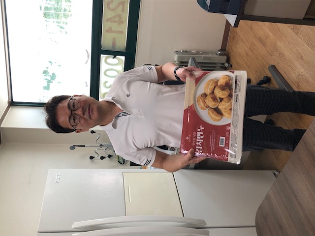 우만아이캔 대표가 만두2팩을 전달받은 모습이다