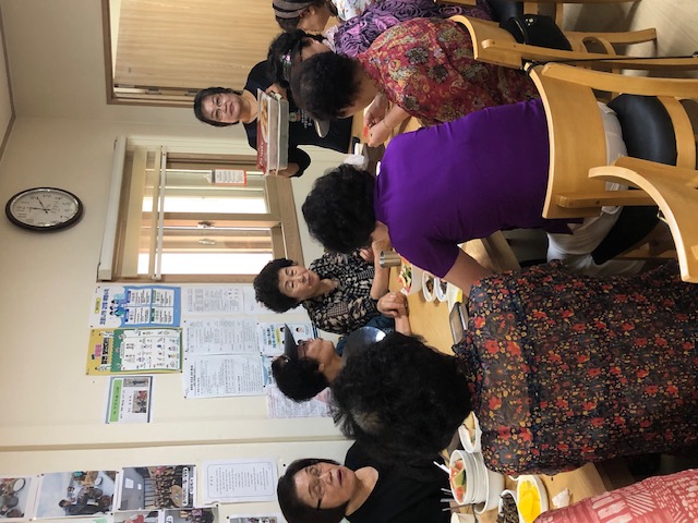 우만경로당 어르신들이 만두후원을 받고 기뻐하는 모습