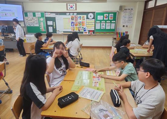 수원중촌초 학생들이 교실에서 모둠별로 생명존중 보드게임에 참여하고 있다.