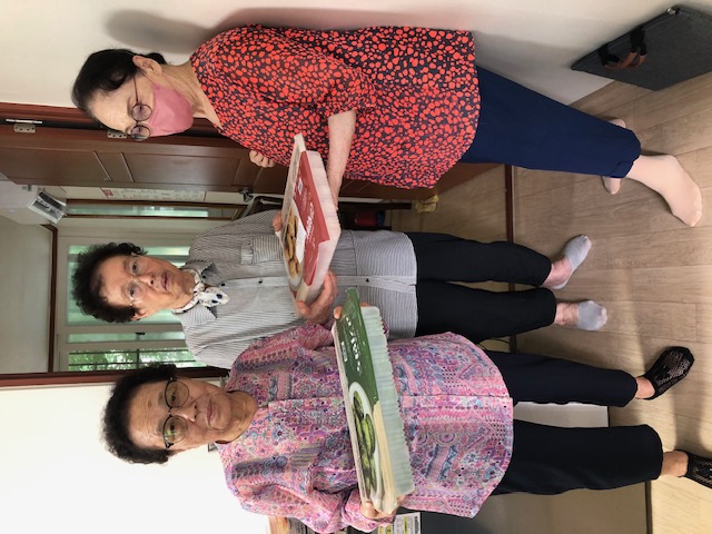 품림아파트 경로당 어르신들이 후원물품을 전달받은 모습이다