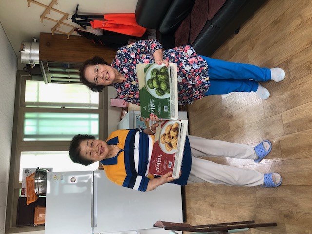 중부경로당 어르신들이 만두를 전달받고 기뻐하는 모습