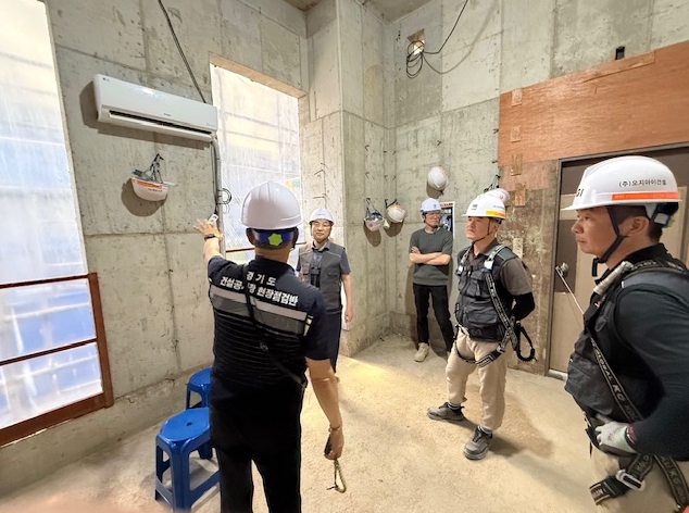 수원시 관계자가 경기도 외부 전문가와 함께 건설 공사장을 점검하고 있다.