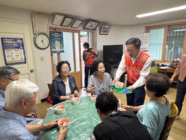 영통구 매탄3동 지역사회보장협의체가 지난 7월 16일 효원경로당에서 어르신들과 함께하는 '과일화채 만들기 및 건강과일 나눔' 행사를 진행했다.