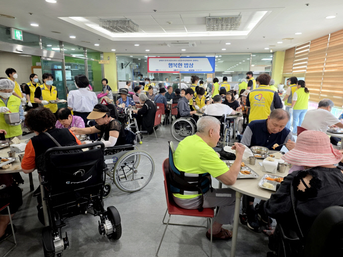 한국도로공사서비스의 후원과 자원봉사로 수원시장애인종합복지관 1층 식당에서 무료중식행사를 진행하고 있는 사진입니다.