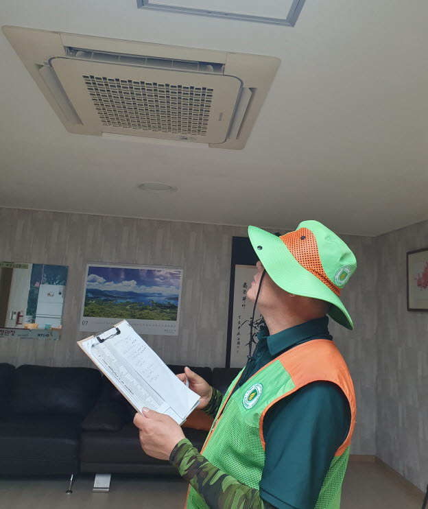 에어컨 작동 확인하는 수원시 지역자율방재단