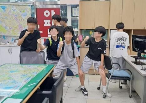 무더운 여름날 아이들이 공인중개사사무소를 방문하여 물을 마시고 있다.