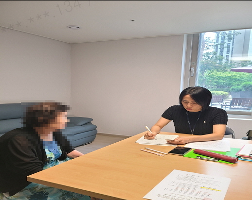 경로당에 방문하여 치매조기검진 시행하는 모습