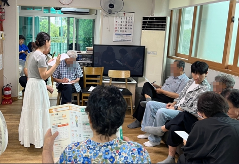 영양사가 비만예방 식생활 교육을 하고 있다.