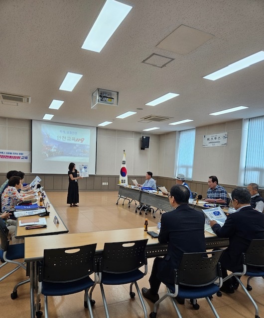 건물번호판 QR코드 교육하는 모습