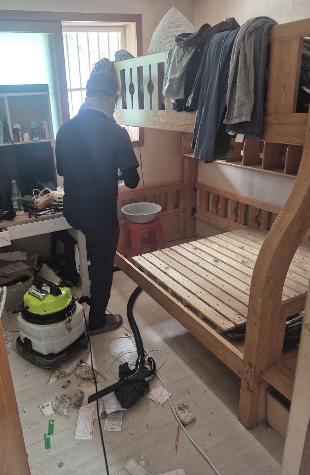 수원새빛돌봄으로 대청소를 진행하고 있다. 