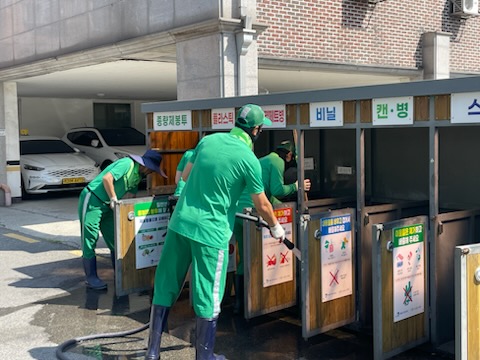 에코스테이션을 물청소하는 환경관리원