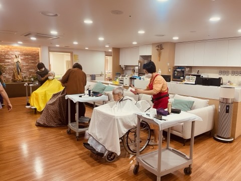행복나눔미용봉사단이 요양원에서 미용봉사를 실시하고 있다.