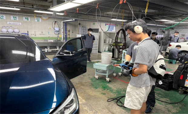 청소년 직업학교 내일상상학교 참여자가 자동차정비 체험을 하는 모습의 사진입니다.
