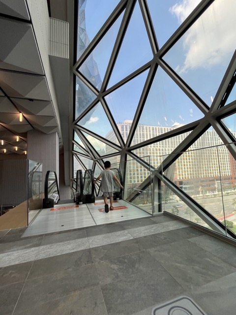 광교 갤러리아 백화점 루프는 이 매장의 자랑이다. 1층 메인입구에 들어서면 왼쪽에 위치한 에스컬레이터를 이용하면 바로 접근가능하다