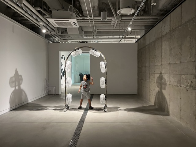 수원시립아트스페이스 광교(2025 아워세트: 김홍석 x 박길종)의 안내지 표지에 쓰인 박길종의 <언덕 위의 팔방풍>