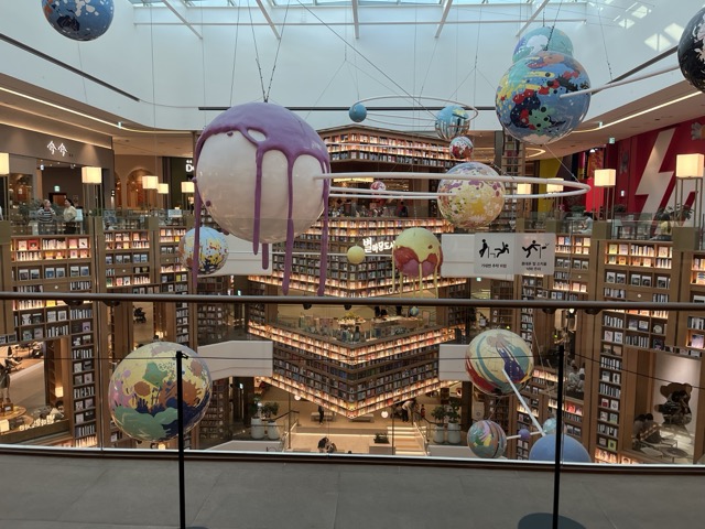 화서역 5,6번 출구는 지하도를 이용해야하지만, 경사로가 있어 유모차로도 접근이 가능한 수원 스타필드, 별마당도서관