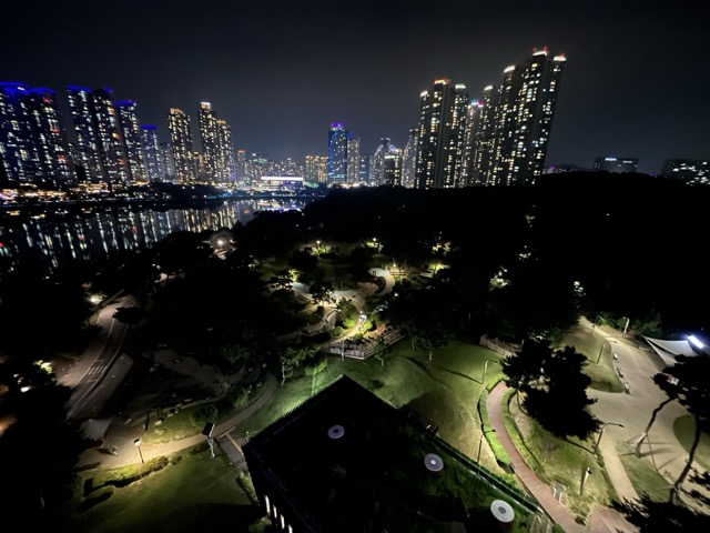 아름다운 야외만 펼쳐진 광교 호수공원은 무더위에 접근성이 떨어진다