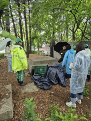 자원봉사자들과 같이 고사목 정리하고 있다.  