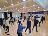 신나는 줌바댄스를 하고 있는 모습 