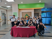 SK청솔노인복지관에서 장안청소년청년센터 열무김치 전달식을 진행하고 있다.