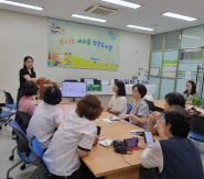 광교1동 새마을문고회에서 '생성형 AI 활용 교육 프로그램'을 진행하고 있다