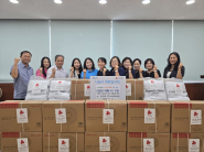 평동 지역사회보장협의체에서 냉방용품 전달식을 진행하고 있다