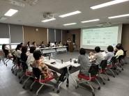 치매안심센터 사업소개를 하고있다.