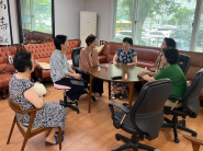 매탄3동장이 경로당을 방문해 어르신들과 인사를 나누며 소통하고 있는 모습