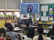 교실에서 복면가왕 생방송 시청 장면