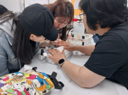 온마을배움마당 참여자들이 네일아트 교육을 수강하는 모습